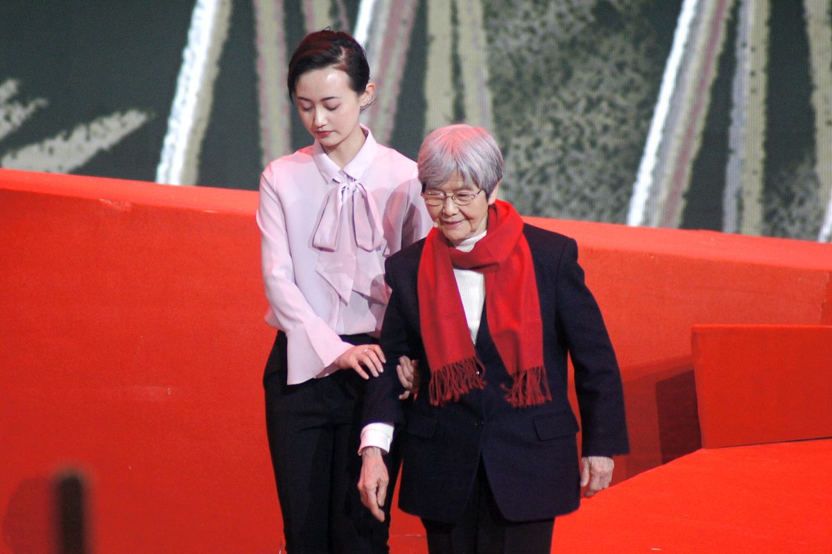 如何理解'敦煌文化展现了中华民族的文化精神、文化胸怀和文化自信'？