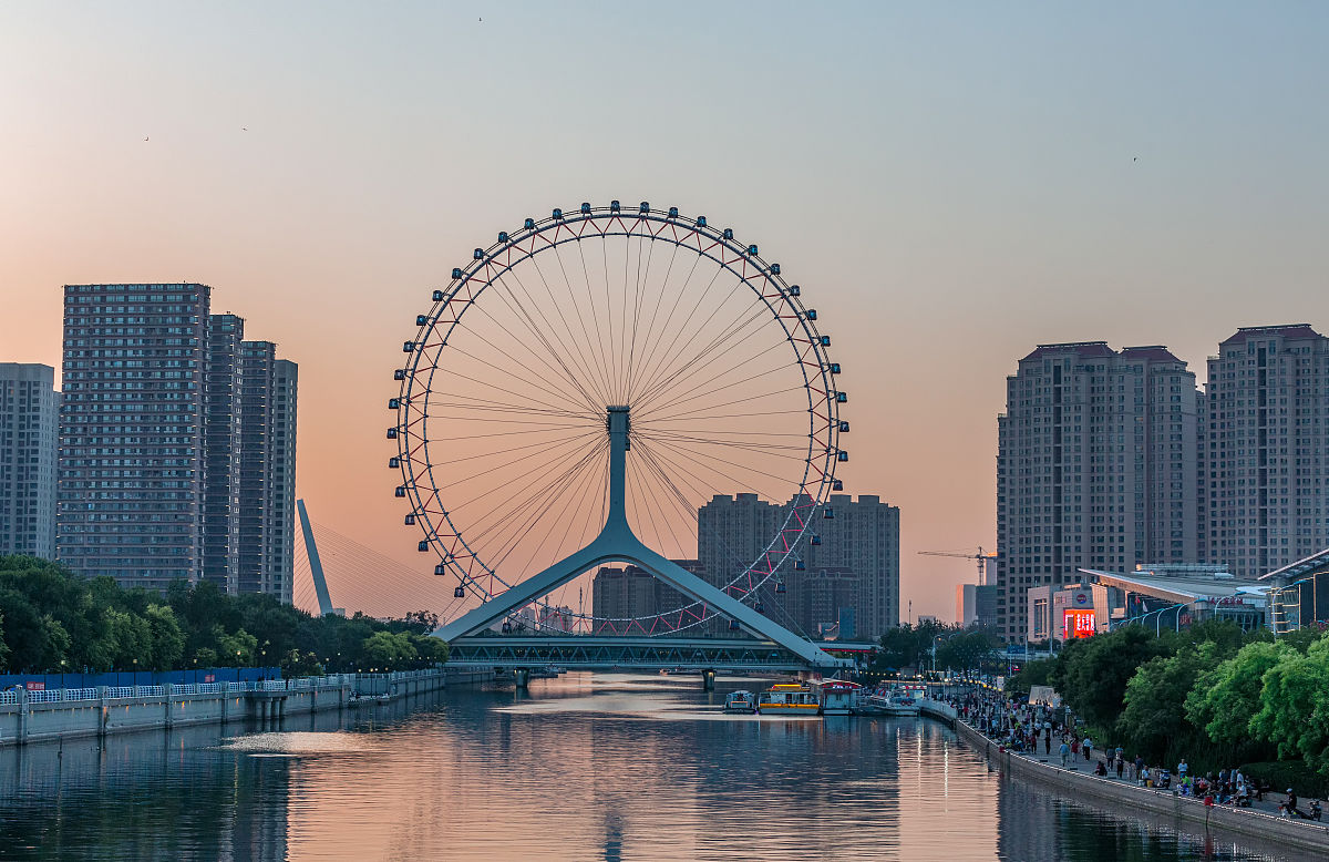 2019年6月3日,"天津之眼"摩天轮日落景色.