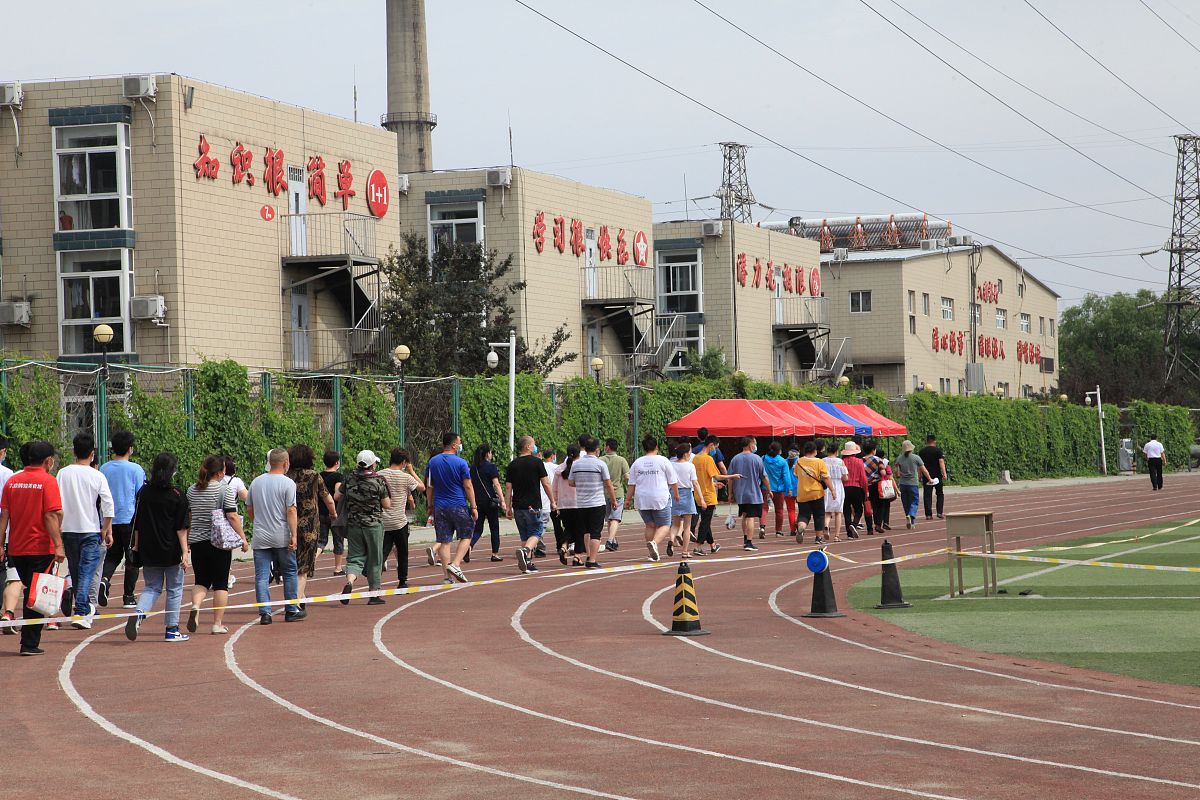 2020年6月17日,北京海淀八维学院核酸检测采样点,待核酸检测采样人员