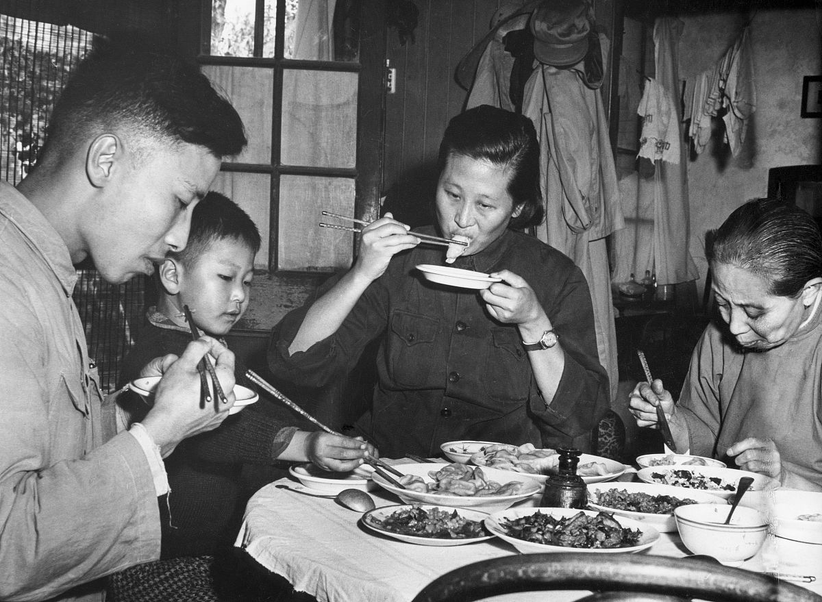 1950年代,中国某地,用餐中的一家人.famille à table en chine, circ
