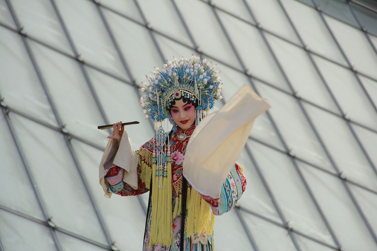 2019年5月9日,天津市一位京剧演员在文化中心的"水上月"地标表演《贵