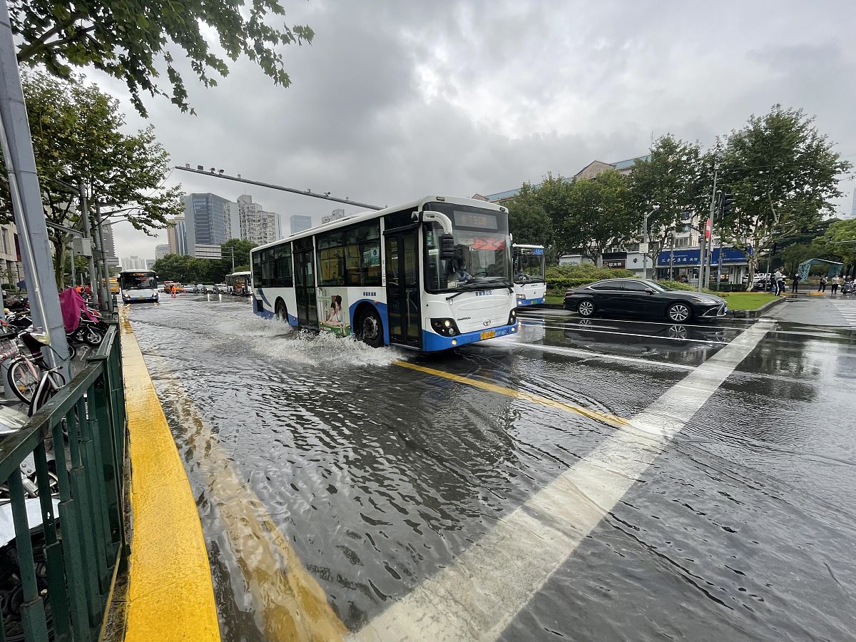 上海一公交车冲入河中事件脉络