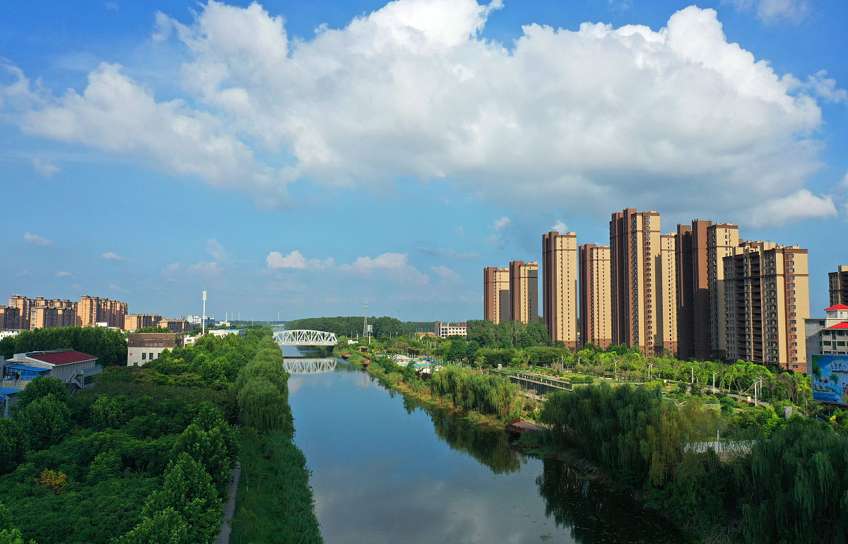 2021年8月4日,江苏省徐州市睢宁县徐沙河水清岸绿,蓝天白云之下甚是好