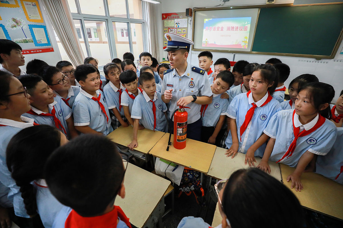 2021年9月1日,消防指战员为江苏省连云港市新城实验小学的学生讲解灭