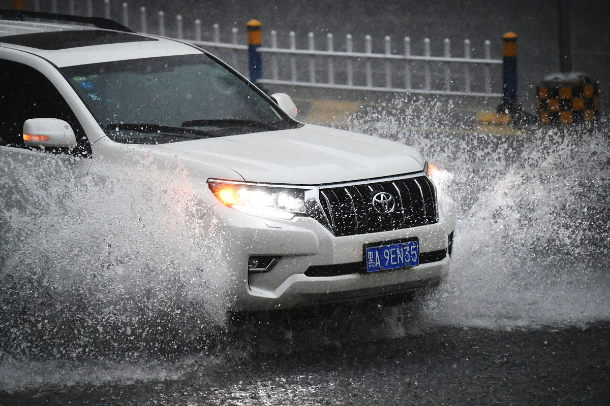 2020年7月22日,哈尔滨下午迎来阵雨,刚开始下的时候还有冰雹,阵雨下的