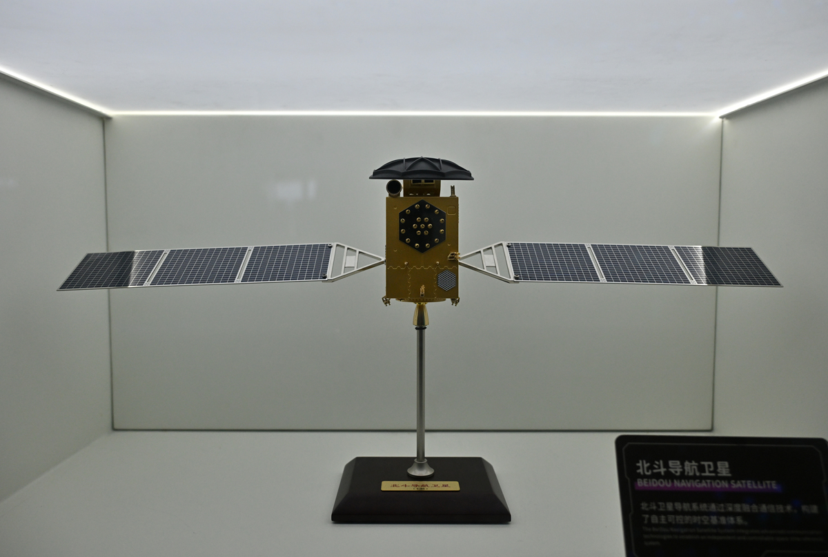 云海一号02星碰撞后光学特征变化分析：姿态恢复频率3.3秒