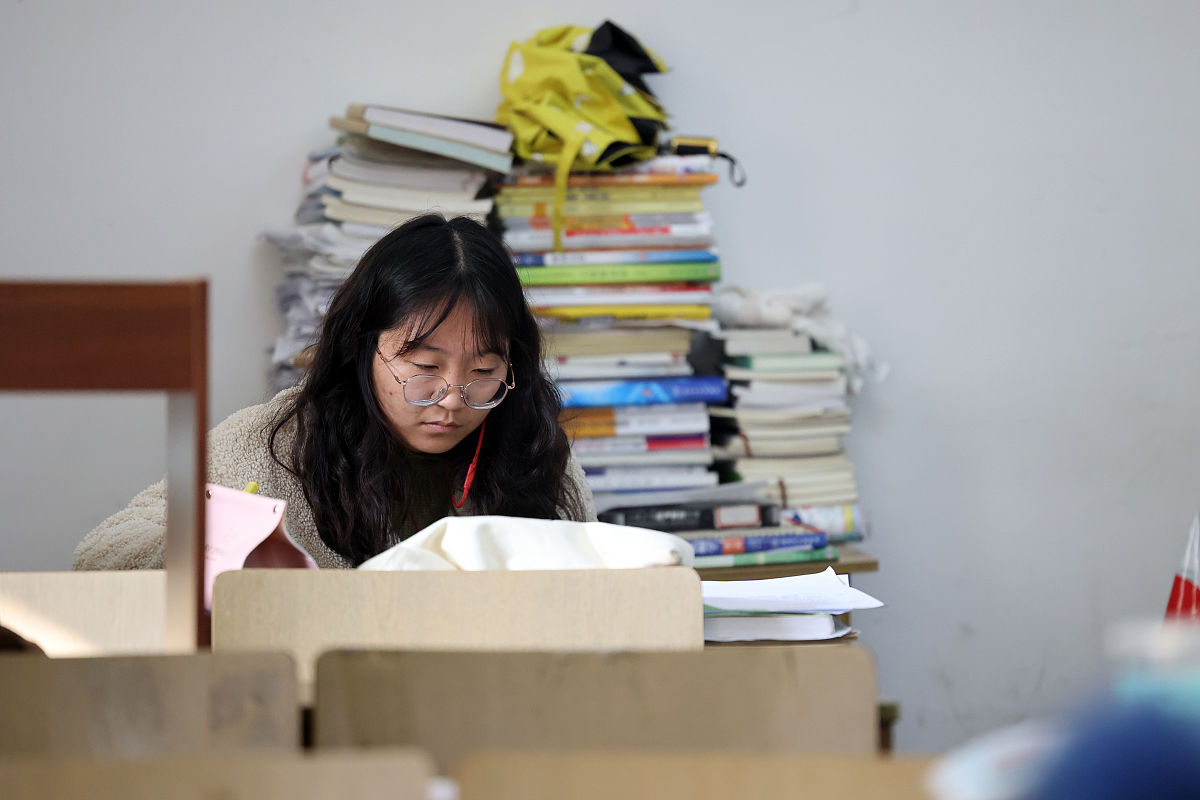 2020年12月25日,在江苏省南通市,考生在南通大学的自习室内复习.