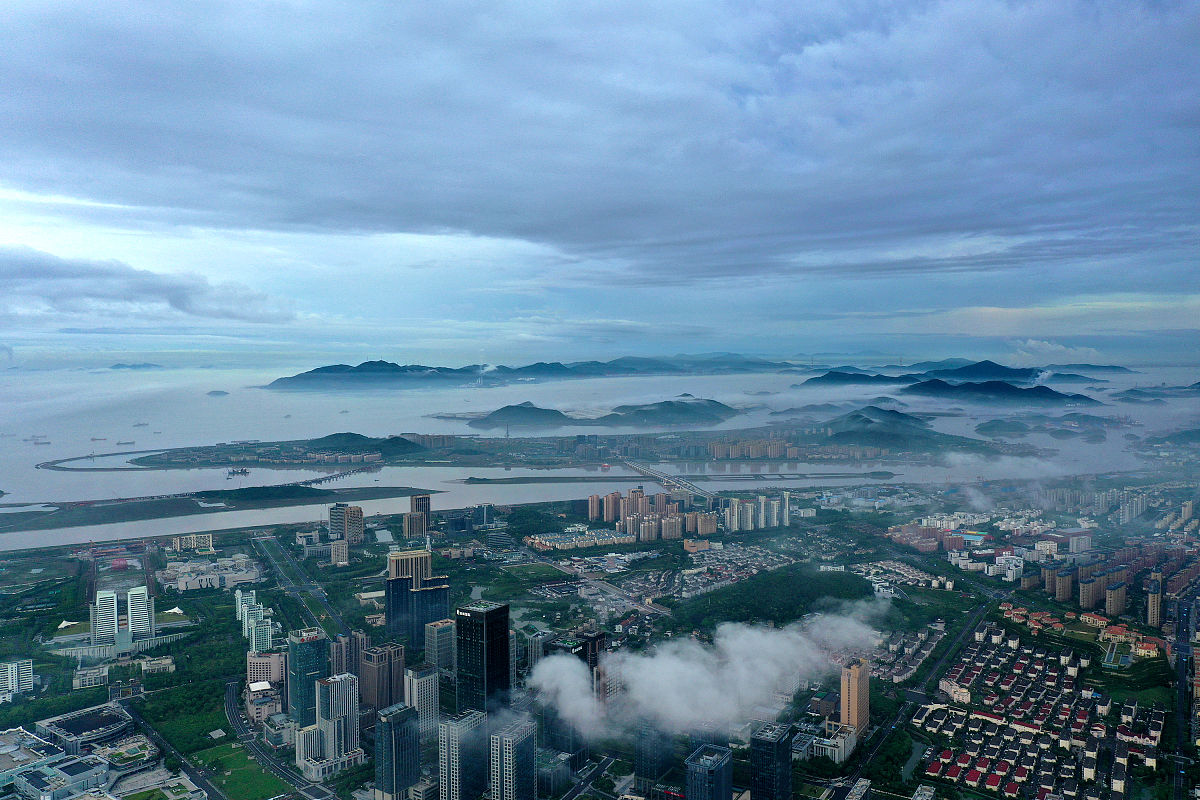 2021年6月13日上午,雨后的浙江省舟山市新城区域团雾飘渺,花朵般的云