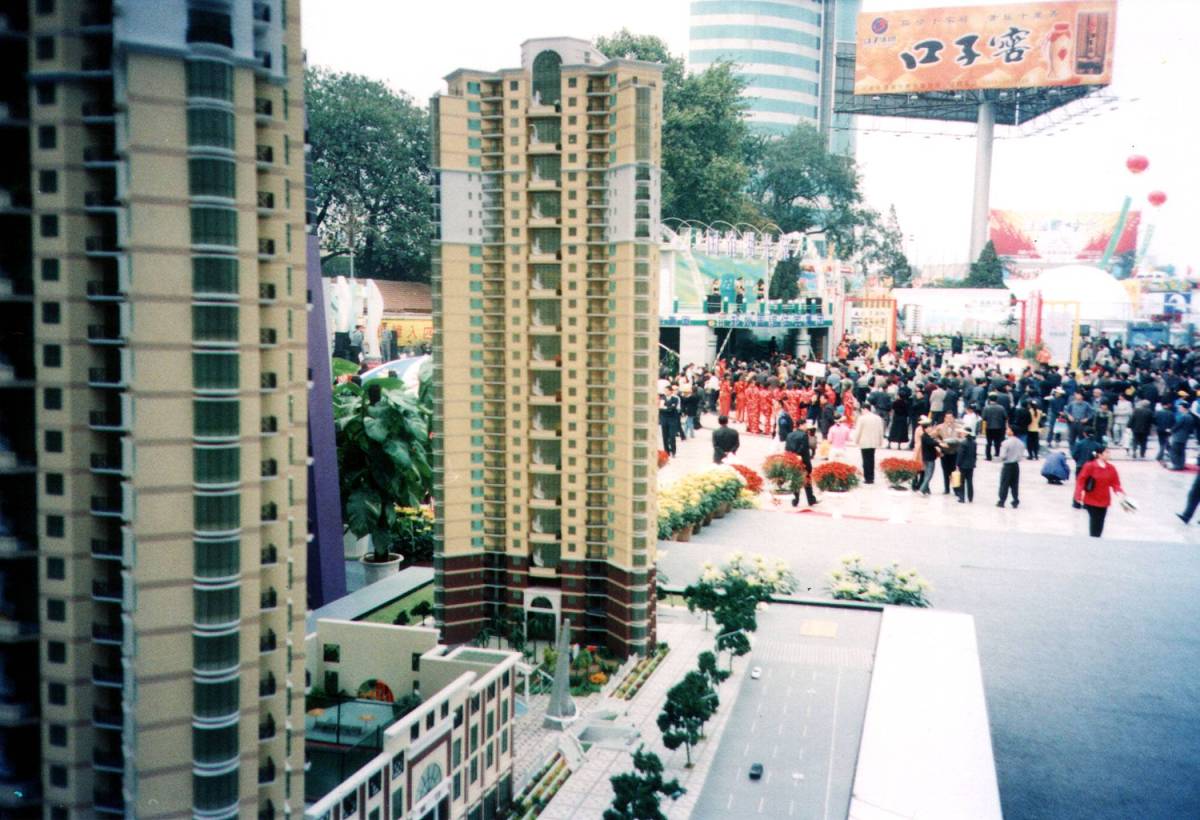 #罗湖水贝商圈一手住宅独树阳光里花园59万平米洪湖公园旁38米开间大客厅配套王10分钟内地铁商业学校公园医疗配套齐全。写一个卖房吸引客户的文案