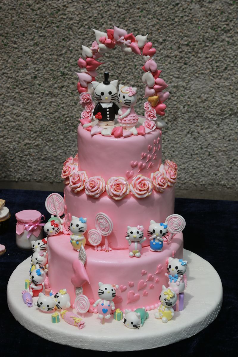 儿子四岁买了与去年相同的蛋糕帮我写一个富有诗意的30字以内微信朋友圈文案