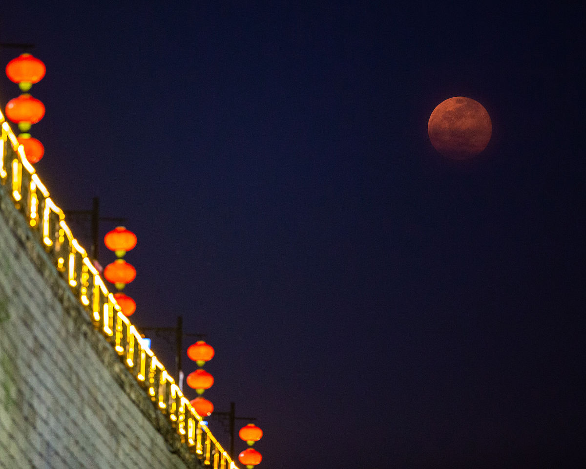 用宇宙 太空 月亮 海洋等写一首诗