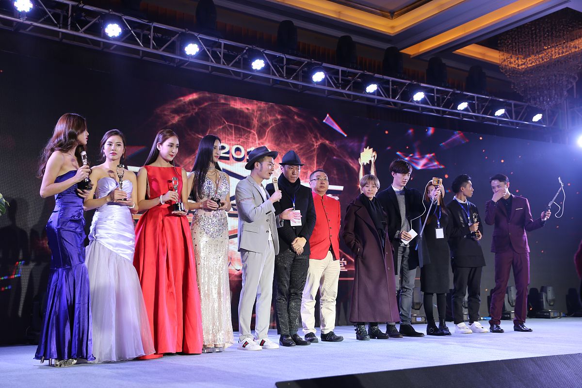 小明在毕业晚会上演唱《朋友别哭》这首歌刚开始的时候他就紧张的忘词了你作为主持人怎么帮他解围？