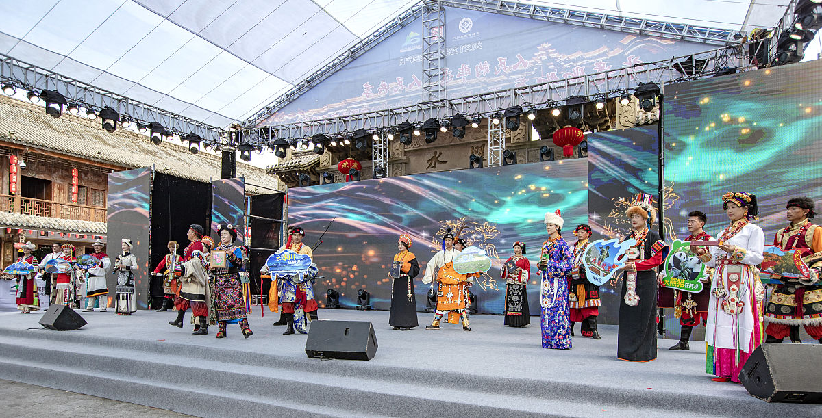 如何查找连云港的一些文艺演出信息？如何去查找连云港及其周边城市的一些动漫展的信息？把你的检索方案列举出来。