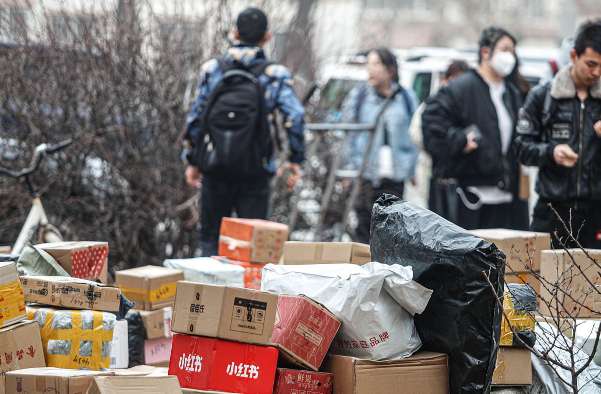 中午排队拿快递报慢了一点点遇到个吊毛抢了报号心情不爽。