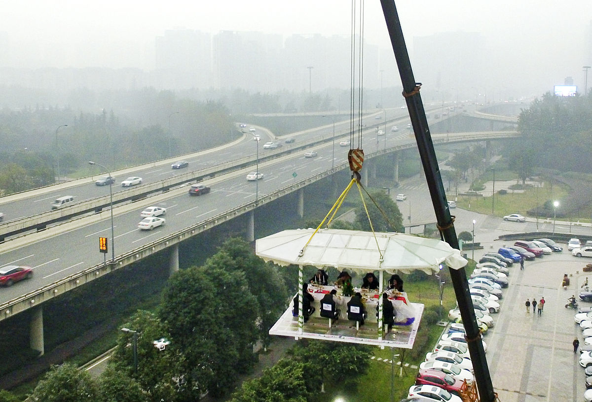 2015年12月31日,成都城南一商场促销搞出新花样,曾经在<strong>世界</strong>多国出现的