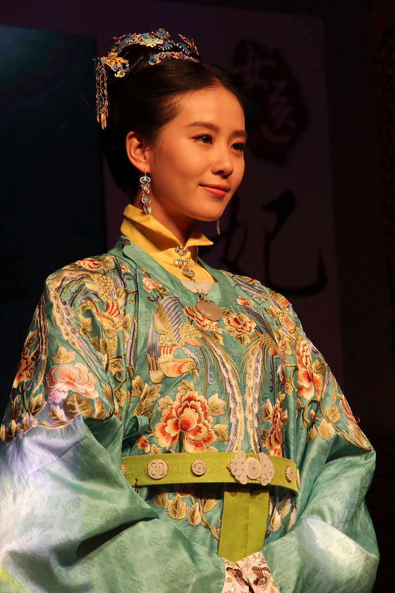 以看山村少年获得神秘光团后如何一步步走上巅峰为主题写一篇长篇小说