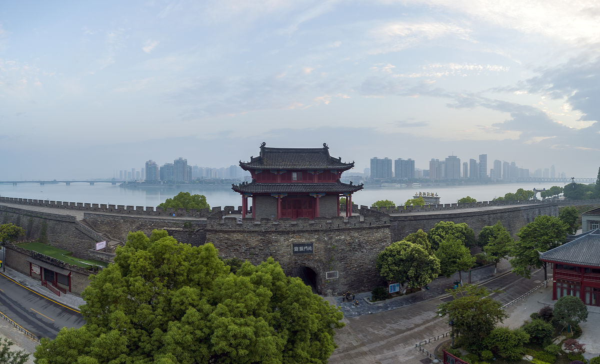 2021年6月2日,湖北襄阳,襄阳古城临汉门城楼的日出.