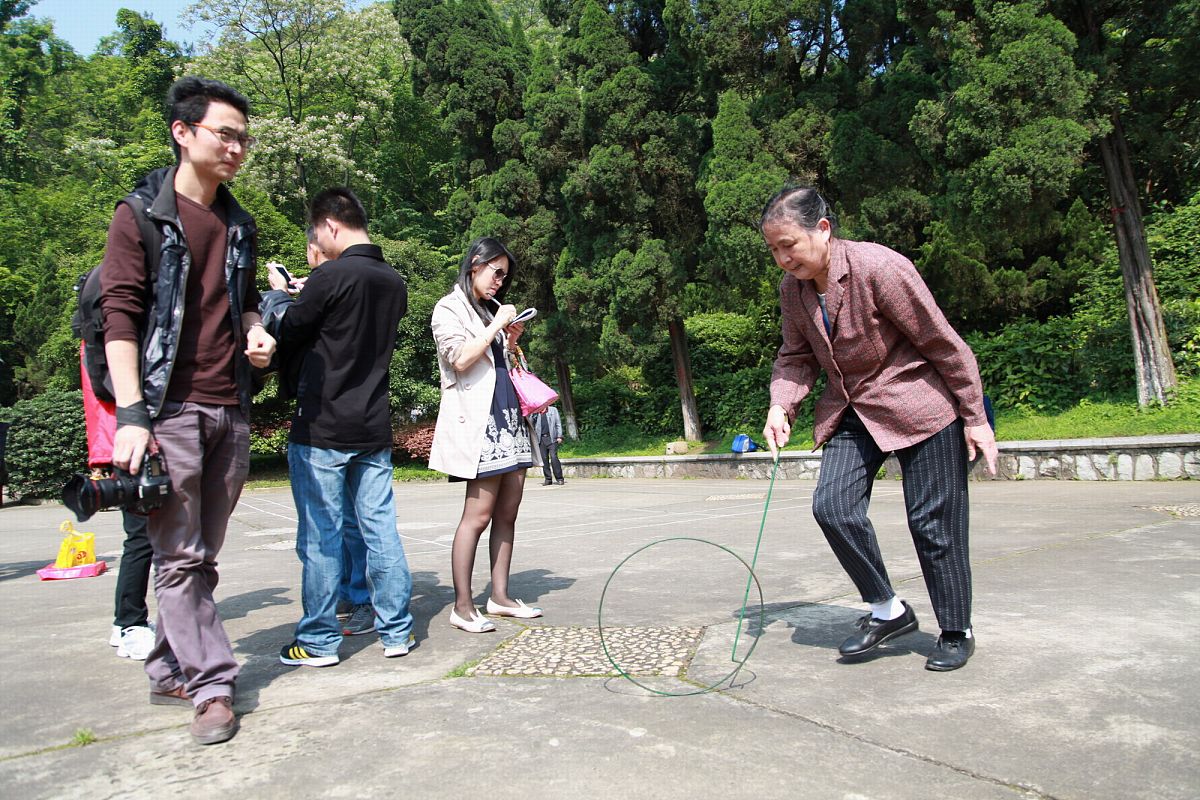 倒拔垂杨柳游戏：古老民间游戏，考验力量与技巧