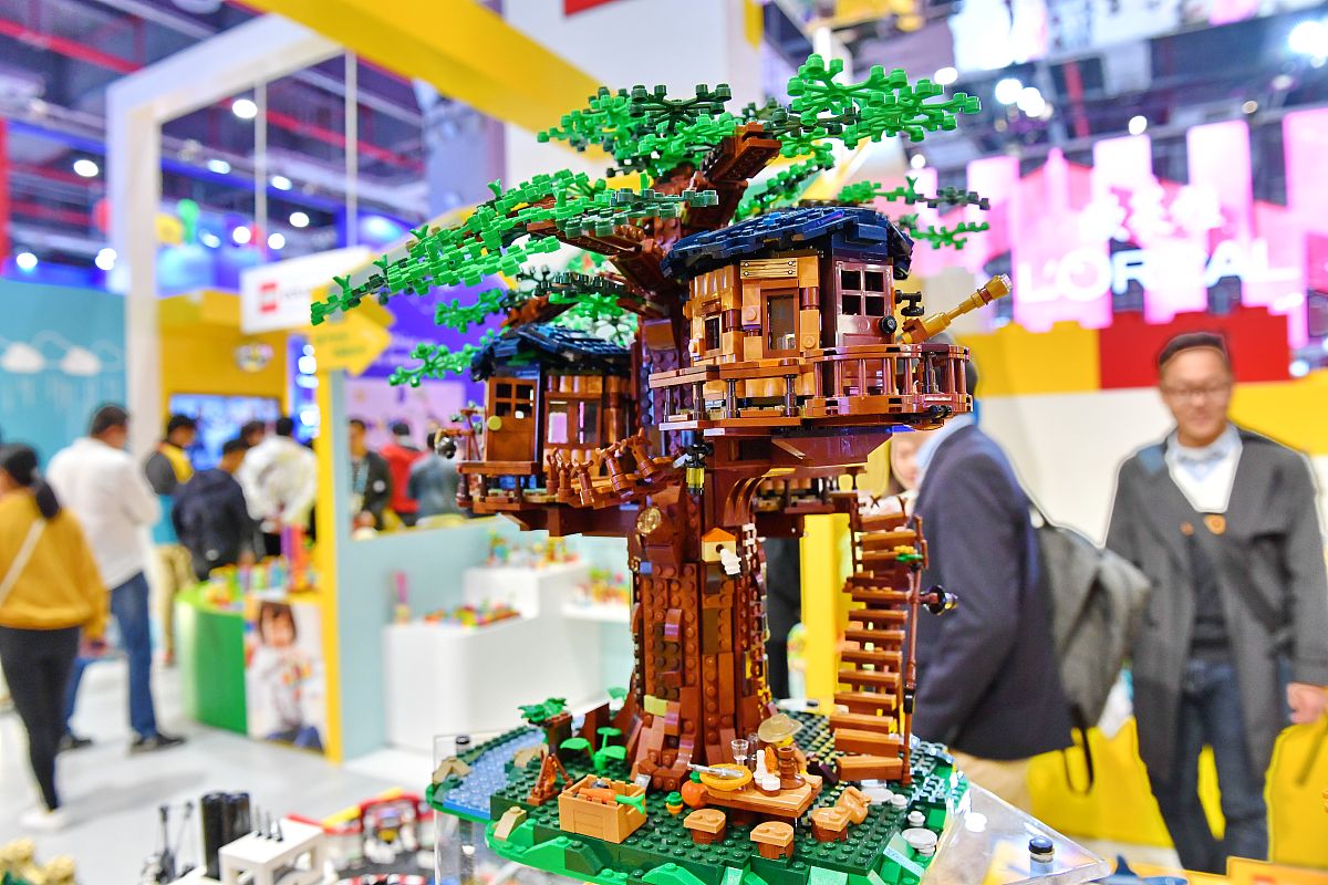 积木搭建成童年的城堡稚嫩的手无尽想象一块块方块一片片拼图幸福的时光在流淌。积木搭建成成长的桥梁接下来要怎么押韵诗歌