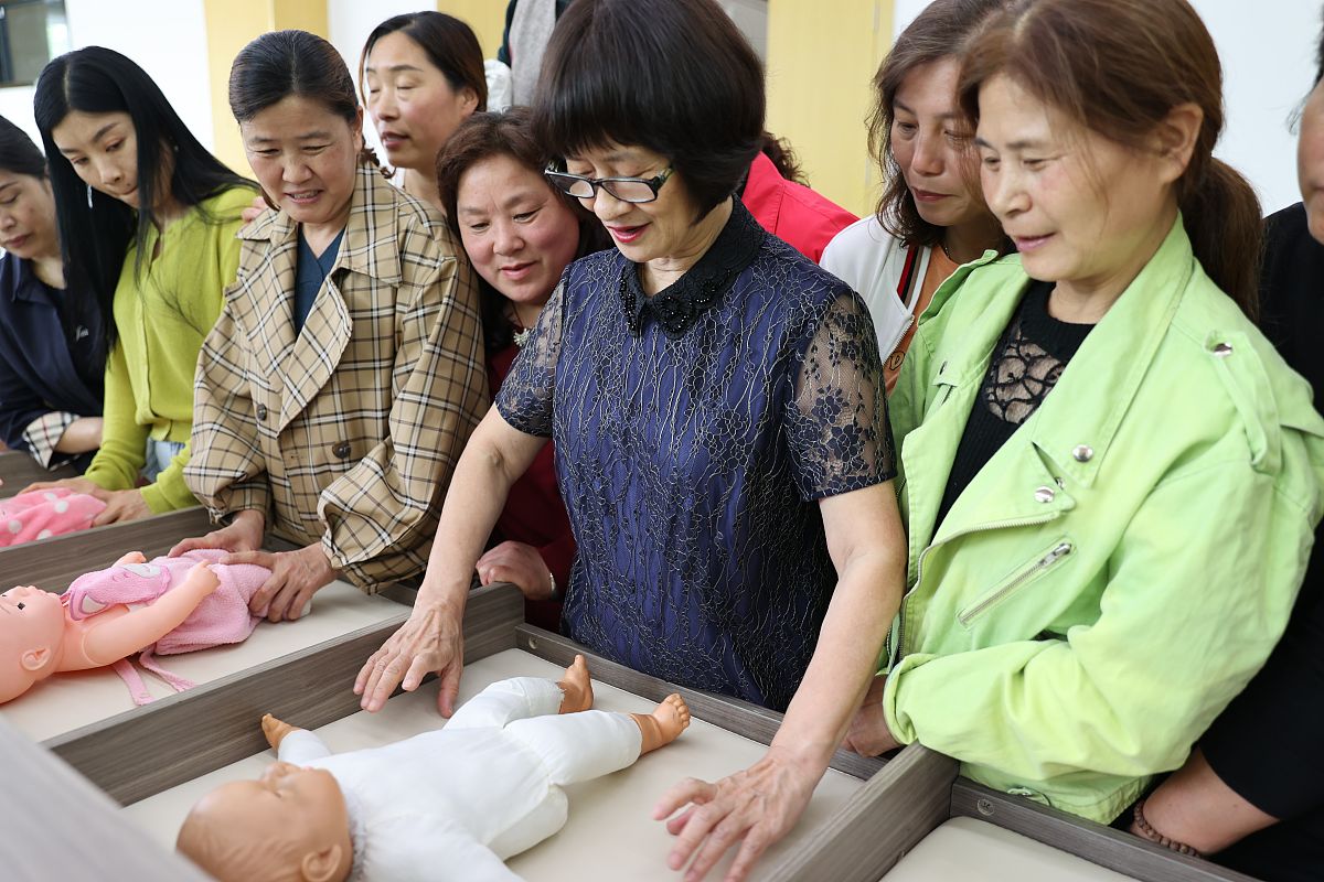 育婴师：早期教育不可或缺的角色，如何选择合适的育婴师？
