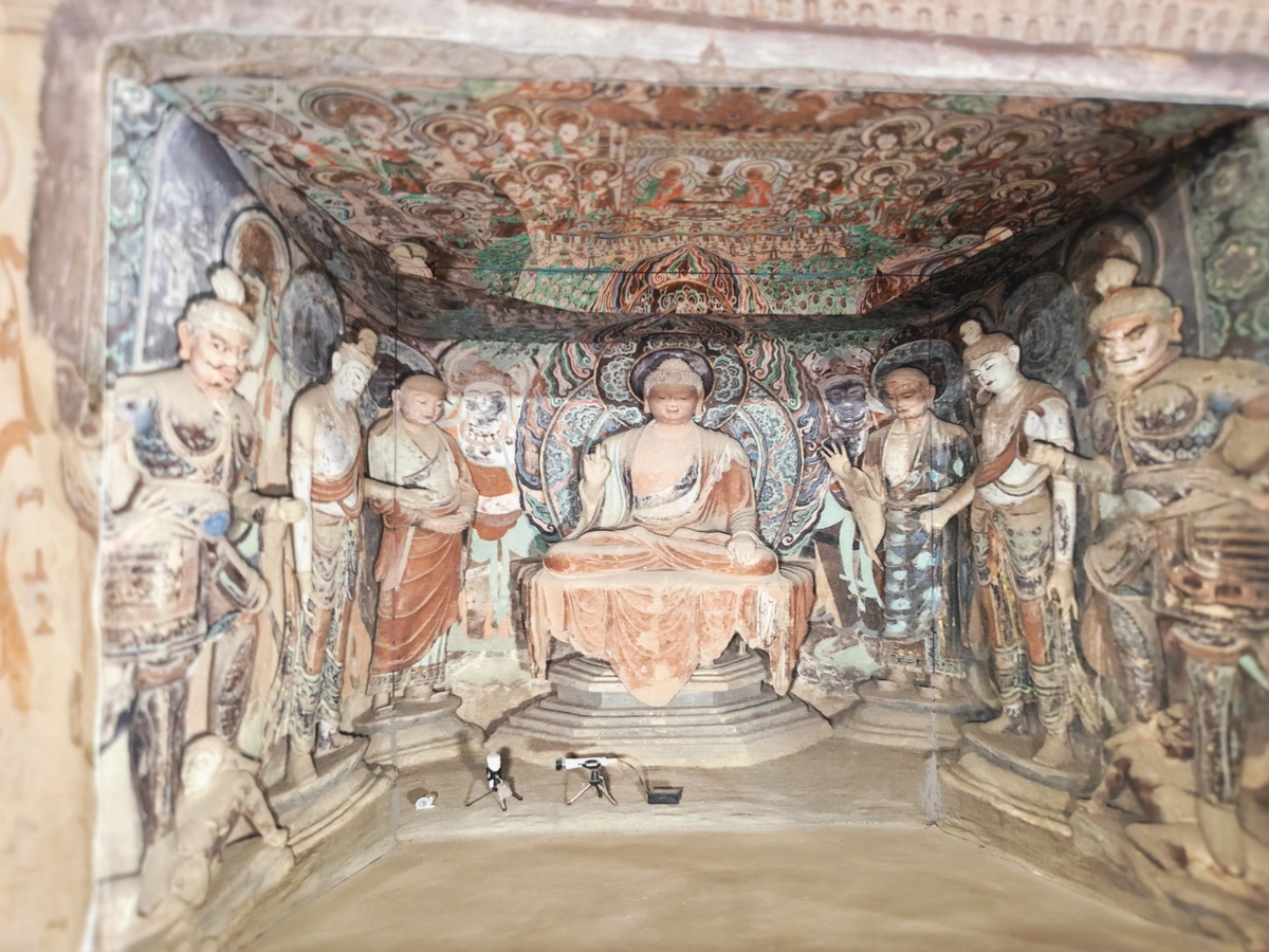 敦煌：千年风华绽放的艺术之都 - 探秘莫高窟壁画与沙漠风光