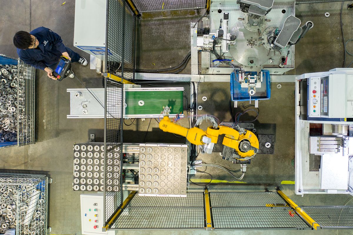 疫情背景下自动消毒平台机械手夹取翻转的缺点