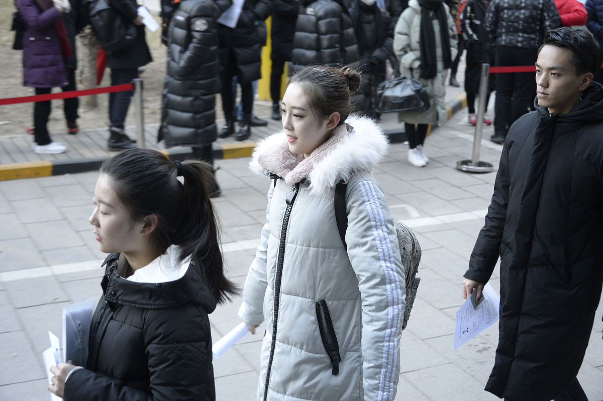 2017年2月8日,北京电影学院2017年度招生考试开始,考场外帅哥美女如云