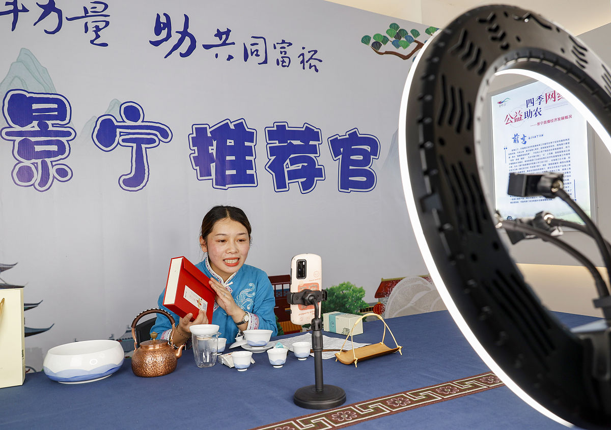 扮演一个卖茶的女孩子说话狠毒小时候就死去母亲