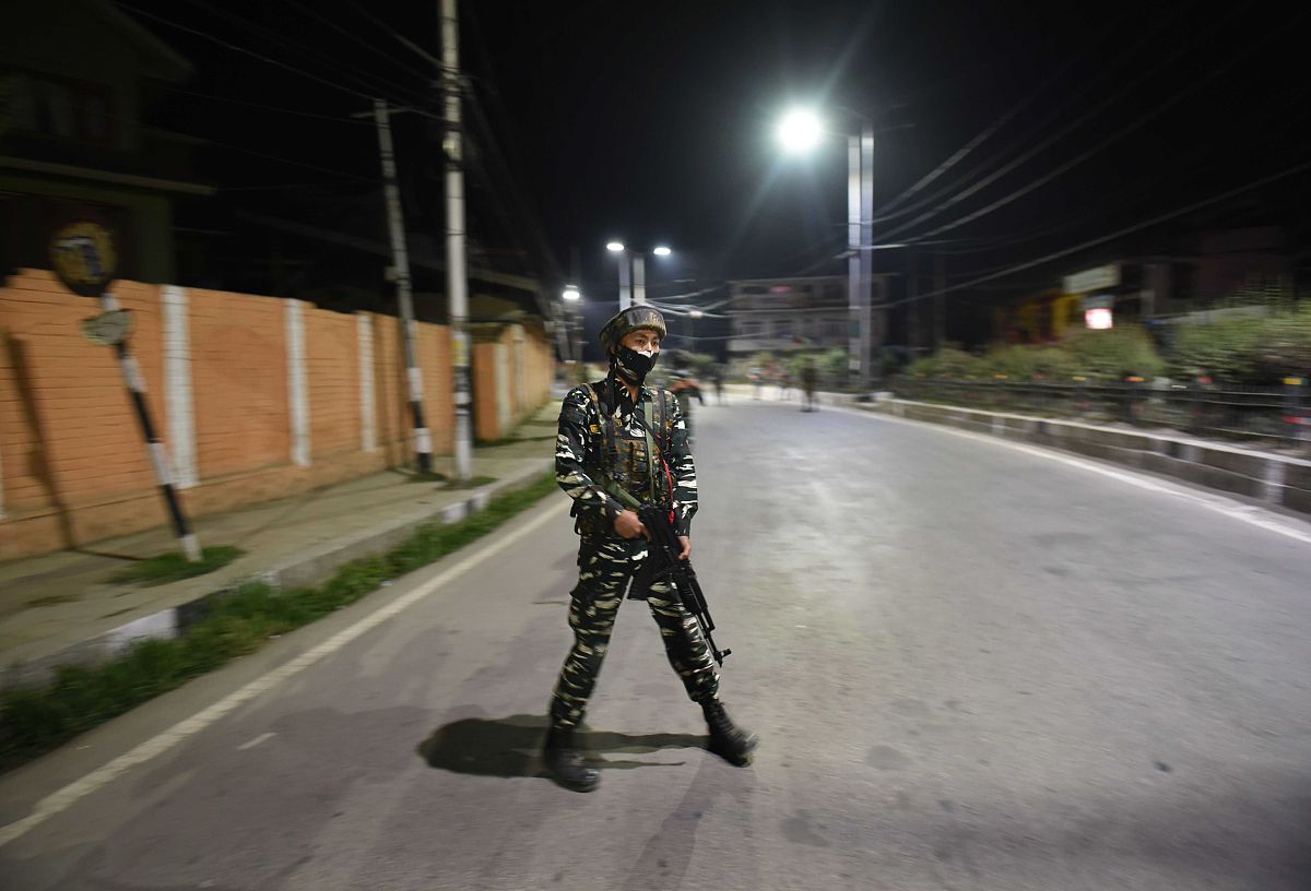 描述一名哨兵站岗工作的场景