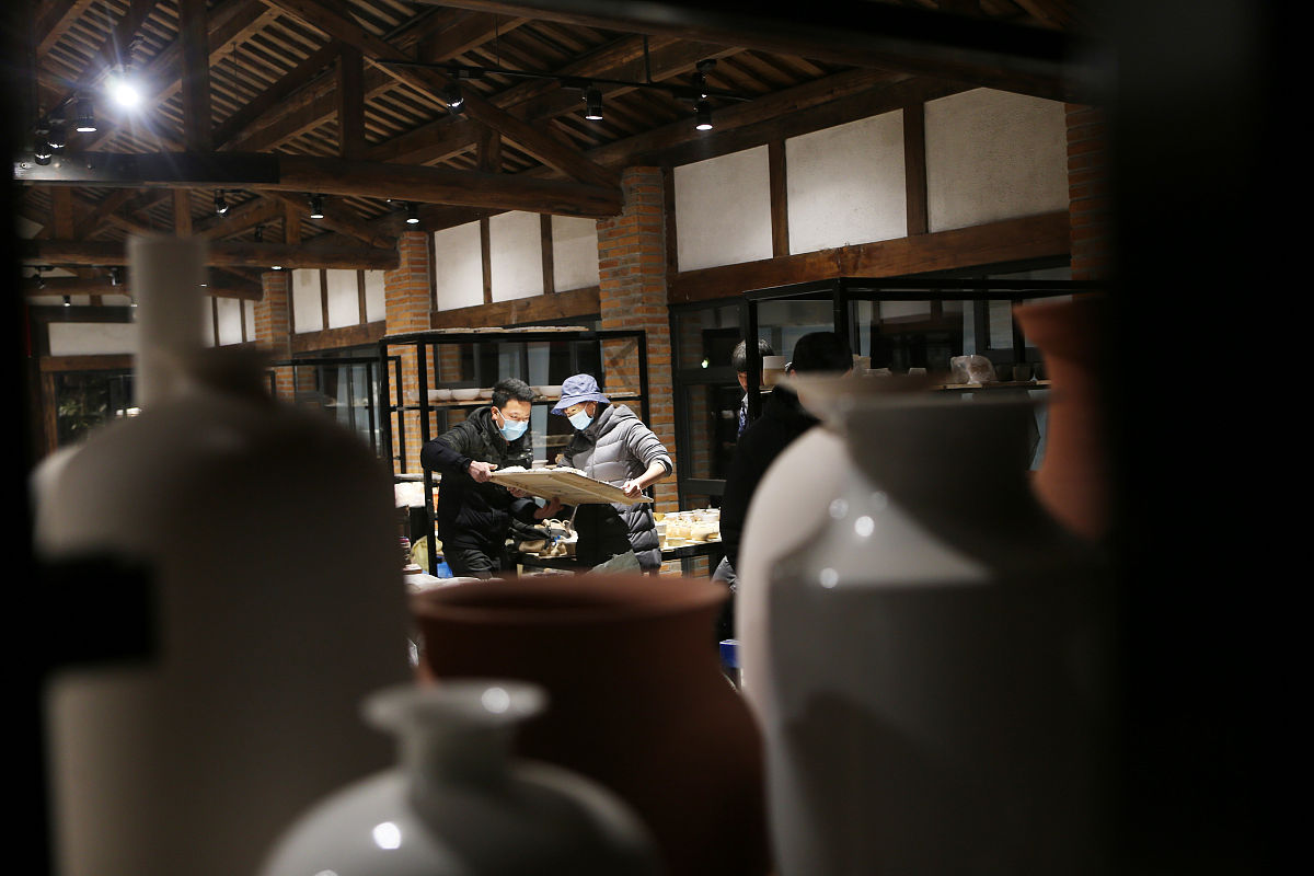 2018年2月5日,成都,在邛崃市的邛窑遗址公园内,熄灭近800年的邛崃窑火