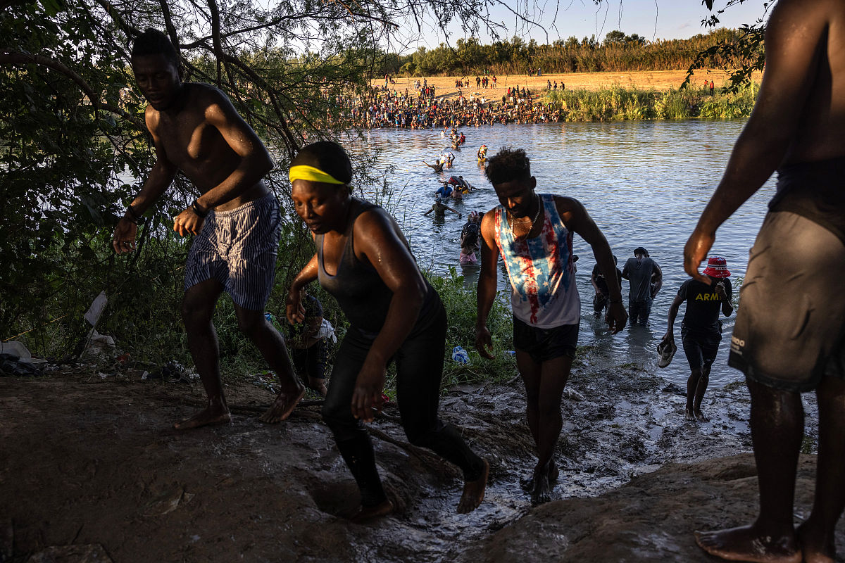 这些故事的形成都是于他童年和少年是生活的这座小城有关。在《自报家门》中回忆自己那时的生活因为上学要经过一条大街一条曲曲弯弯的巷子。学术性强力改写