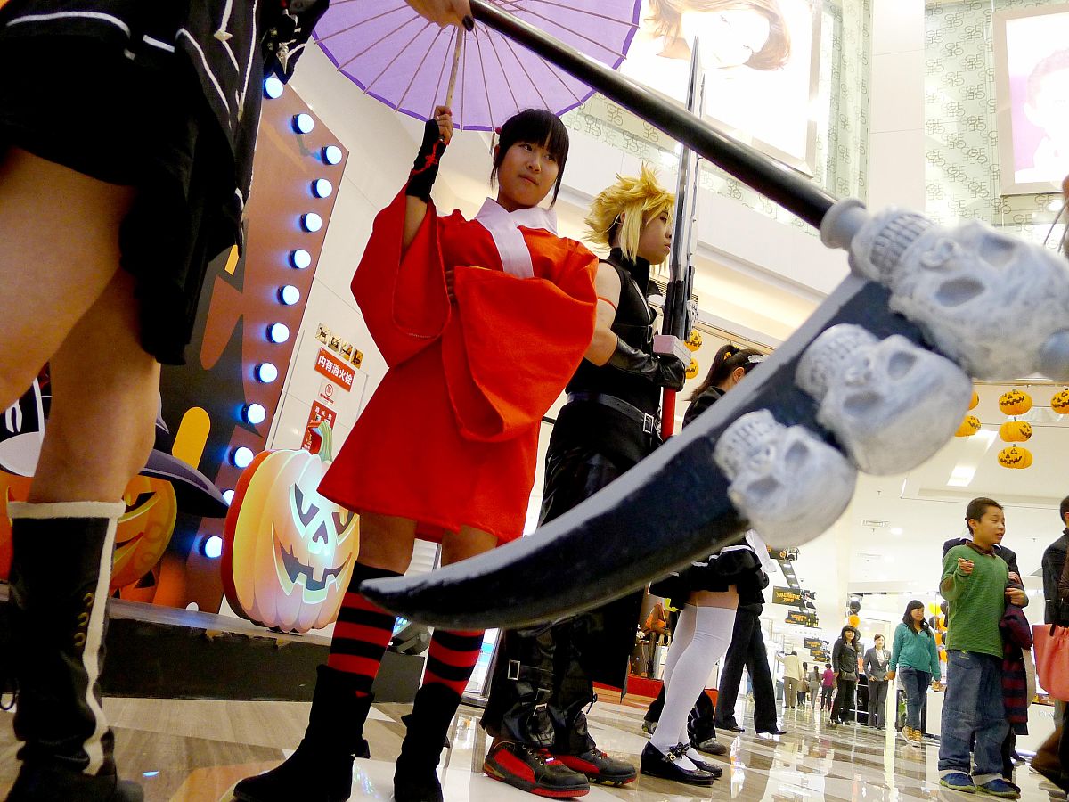 请帮我从传统文化与现代文旅的关系、文物+科技+教育+创意的模式、文化产业带动文化传播等角度分析摔碗酒不倒翁小姐姐悬浮兵马俑长安十二时辰盛唐密盒等IP火出圈的原因进行五百字左右的论述