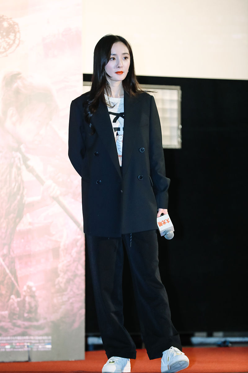 2021年2月25日,上海,杨幂现身《刺杀小说家》路演.杨幂