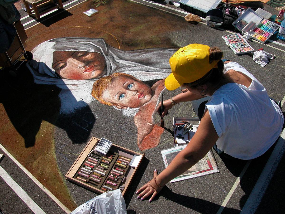 2011年8月15日,意大利曼图亚,一年一度的第39届街道绘画节上,来自世界