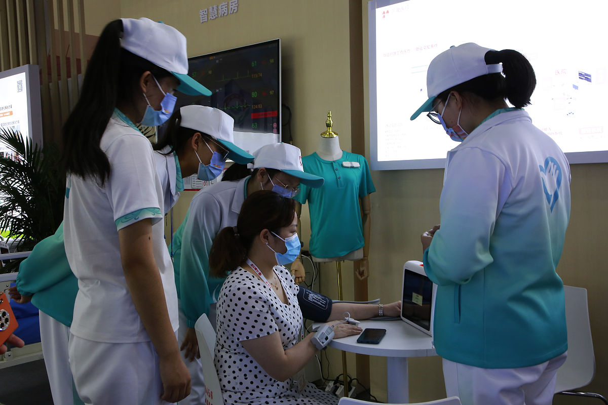 大健康产业在地级未来发展方向报告题目和提纲 要求：与医养和康养和疗养和养老结合；加入干细胞技术和检验技术应用；角度新颖；话题吸引人