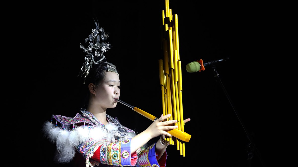 景颇族乐器勒绒的历史渊源 种类及特点帮我用100字详细描述