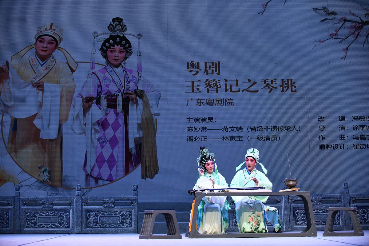 2021年12月10日晚,广东东莞,来自广东粤剧院的演员在表演粤剧《玉簪记