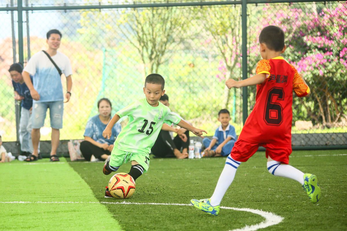 再写一份小学校园足球梯队建设方案