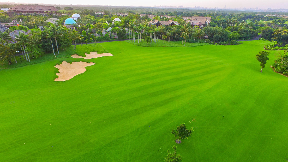 修改并丰富这段话会议最后总经理尉智敏女士部署下半年重要工作提出在今年经济下行的大环境下面对打球人数回落的问题通过其他方式深入挖潜实现更多消费转化；还应朝着全国十佳高尔夫球场的目标稳步提升服务品质及出品品质持续性地做好服务接待工作；同时调整下半年预算目标将会籍收入缺口分配到各部门齐心协力共同完成年度预算目标。最后还为参会人员送出寄语希望管理干部人员提高视界通过不断学习、阅读、与其他专业人员交流沟通等