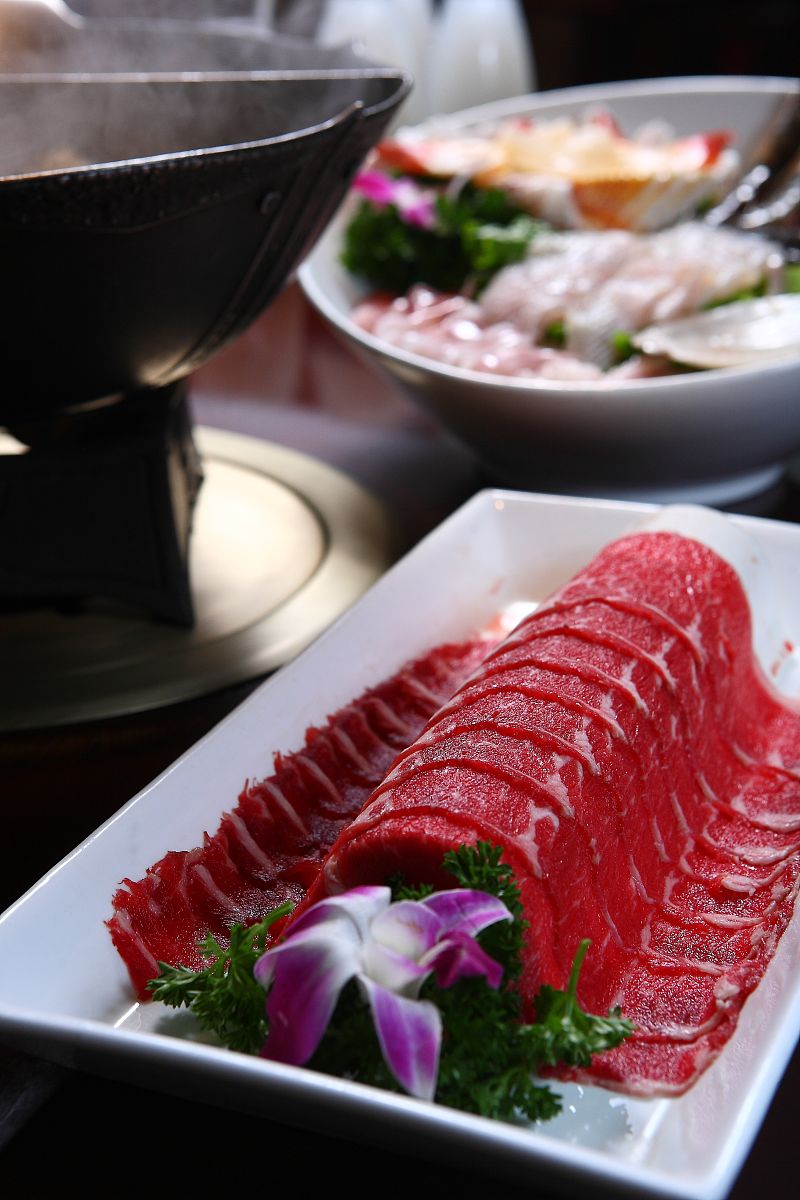 直播间抢购团购踩雷！[餐厅名]环境不错但菜品一般，吊龙肉失望，鱼皮胶不新鲜