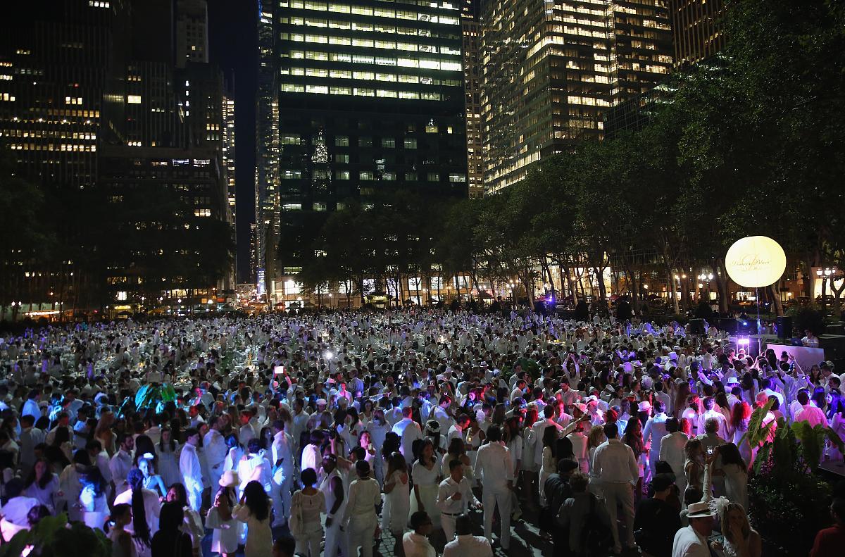 当地时间2013年9月18日,美国纽约,数千名用餐者从头到脚打扮成白色,齐