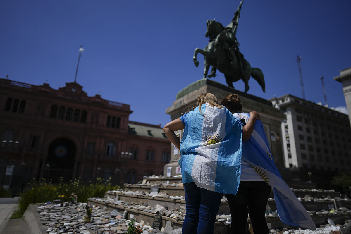 根据美国约翰斯·霍普金斯大学全球新冠疫情统计的数据截至到现在美国确诊人数累计大约是多少？死亡人数是多少？