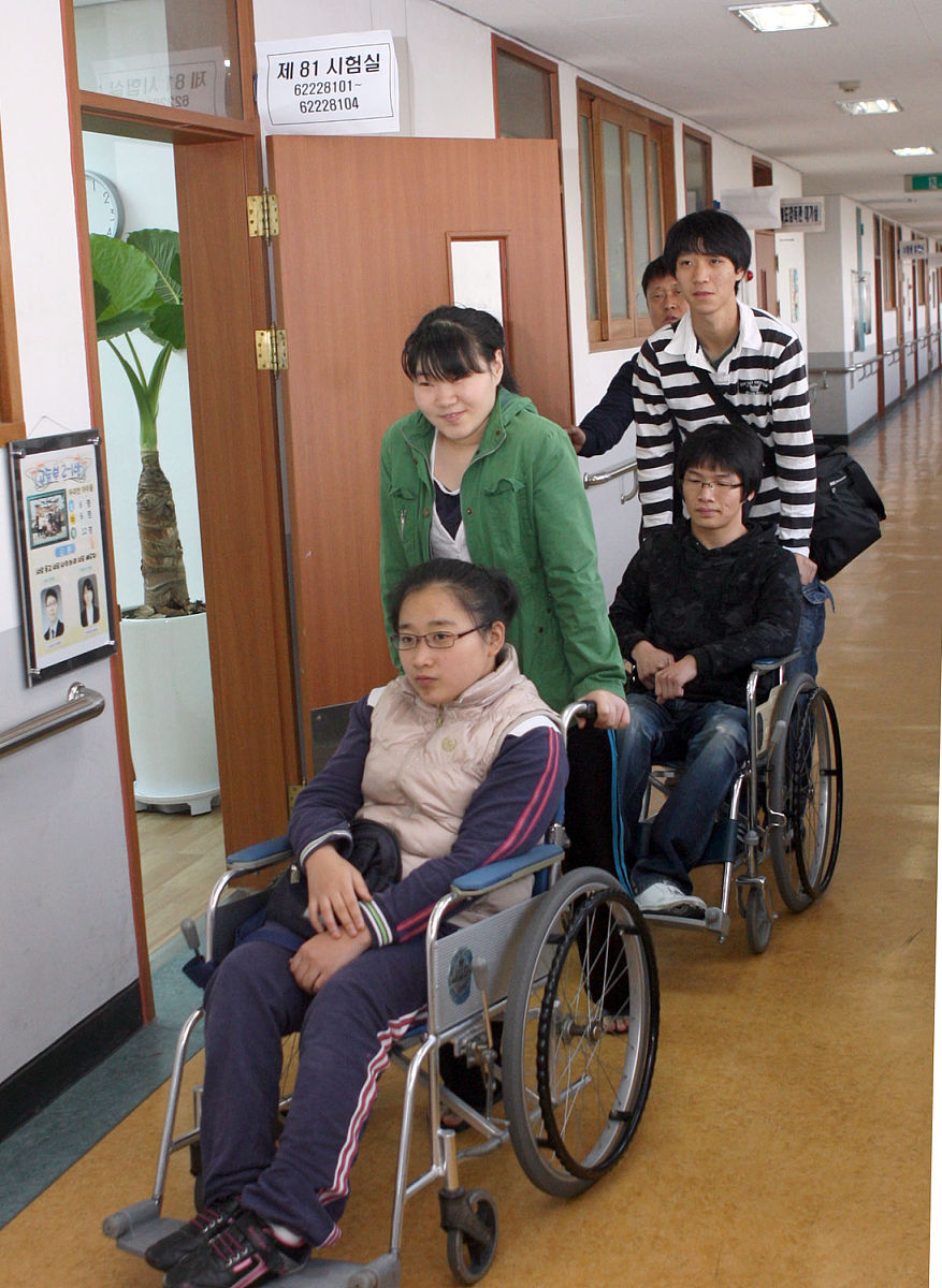 2009年11月12日,韩国首尔,韩国学生参加"2010大学入学考试".当日,约67