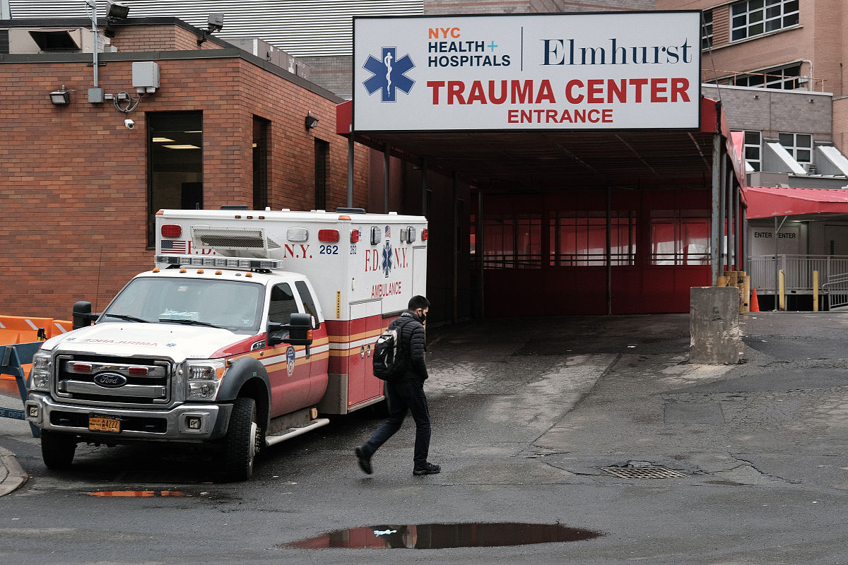 阐述1500字：1绩效考核主要指标。L外贸公司销售人员的绩效考核是以工作业绩考核为主能力态度考核为辅销售人员主要工作业绩包括销售任务完成率、毛利任务完成率、客户开拓情况等维度财务部门、运营管理部门及人力资源部门按照销售部门负责人确定的销售任务、客户开拓情况以及员工培训情况进行考核考核结果通过发放奖金来体现；2绩效考核的周期。L外贸公司绩效考核主要以月度、季度、年度考核相结合的方式以月度考核为主年度