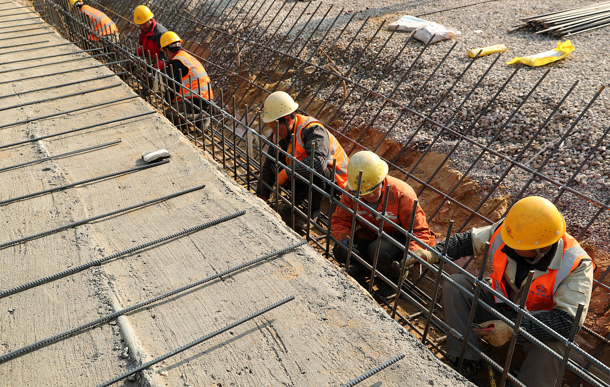 2020年12月21日,安徽亳州,涡河蒙城枢纽建设工程施工现场,工人正在进