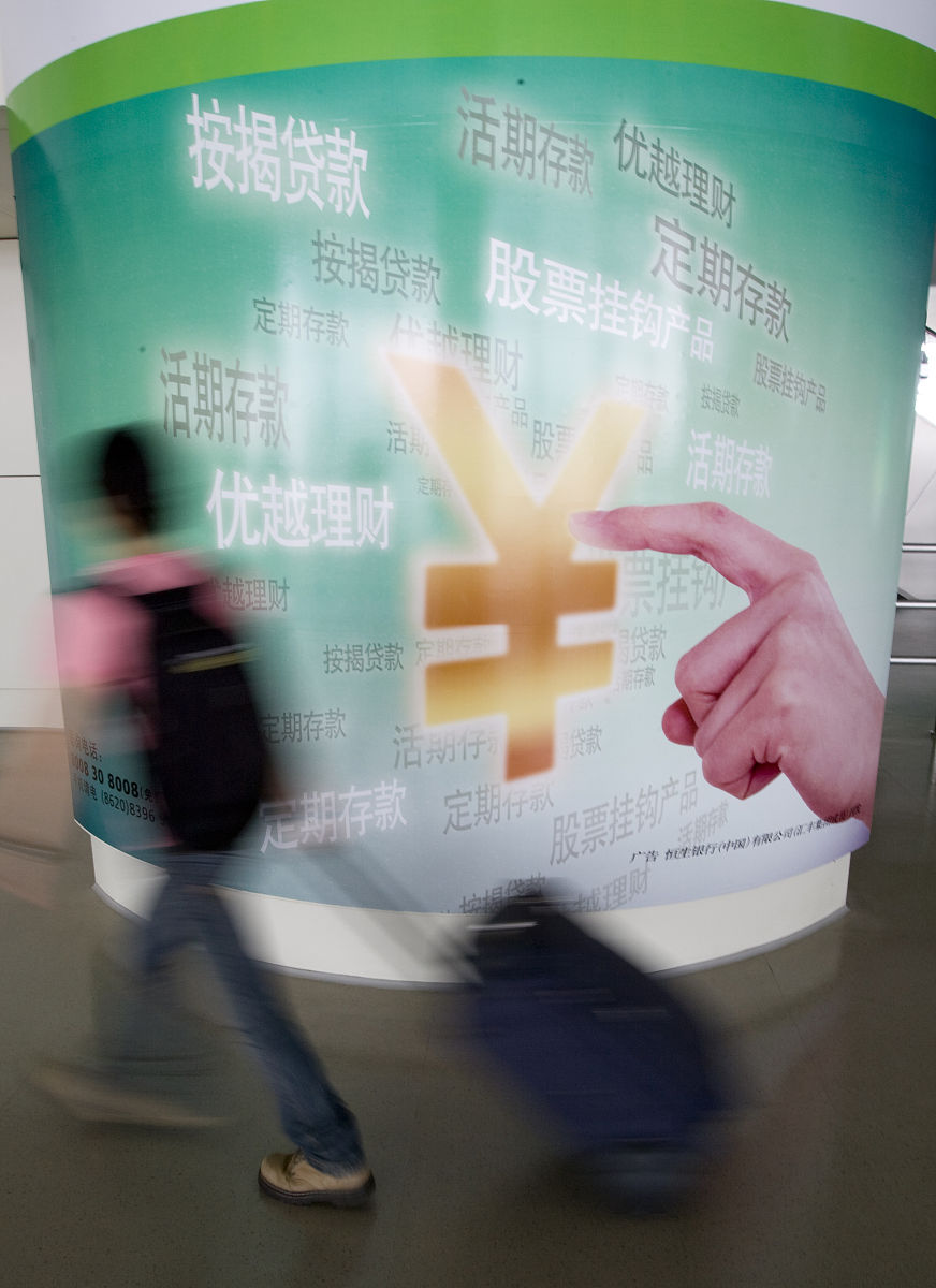 一、人员分配： 客户经理：瞿静娴、江京玲 母婴店夫妻：陆希、刘爽 旁白：李钰洁 剧本撰写：陶险屹、李伊婷、刘浩 二、故事梗概： 四个月前： 客户经理营销到一家母婴店 新开、先后营销三代社保卡换卡、收银宝、货款前两者老板都很乐意并感谢我们的上门服务货款表示不需要。客户经理通过买母婴用品加上老板微信。对话 期间：保持微信点赞、互动、时不时购买母婴用品保持跟客户的交流旁白 四个月后： 1、客户经理还有半