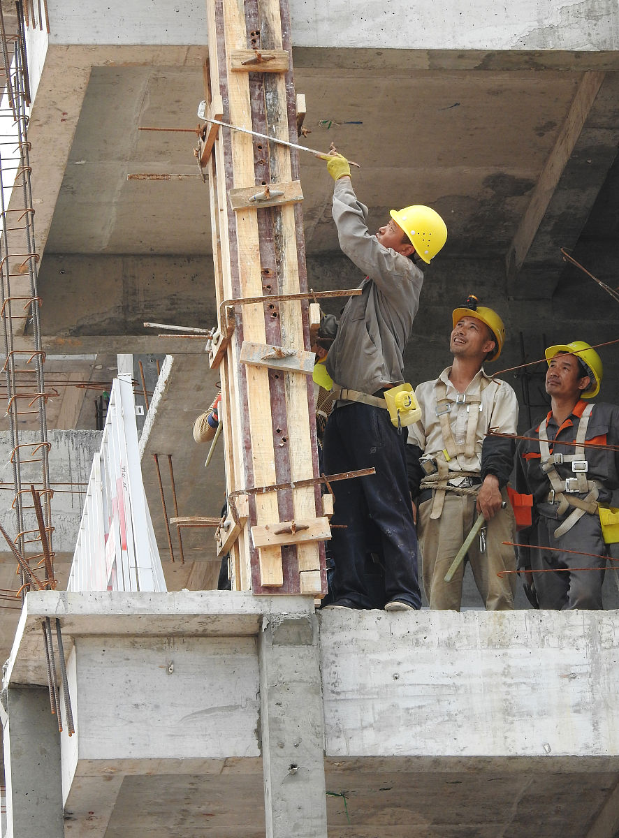 2020年5月16日,四川达州,马踏洞片区重点建设项目工地上,建设者顶着酷