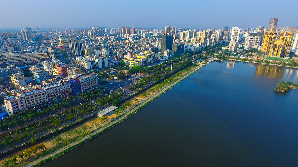 2016年5月2日,高空航拍海口红城湖及国兴大道大英山一带cbd.