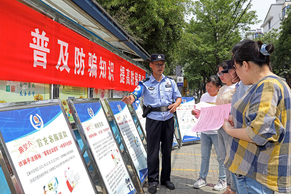 我镇将继续加大宣传和治理力度确保此项工作在宣传教育、依法打击方面取得成效。一是加强宣传强化社会效果。多形式、多角度全方位开展宣传营造广泛而持久的舆论宣传攻势形成不敢骗、不能骗、骗不了的浓厚社会氛围。二是严格落实打击治理电信网络诈骗各项工作措施切实保障好广大群众的合法权益守护好群众的钱袋子为广大群众营造良好的社会环境不断增强人民群众的获得感、幸福感、安全感。三是进一步严格强化责任落实形成党委、政府统