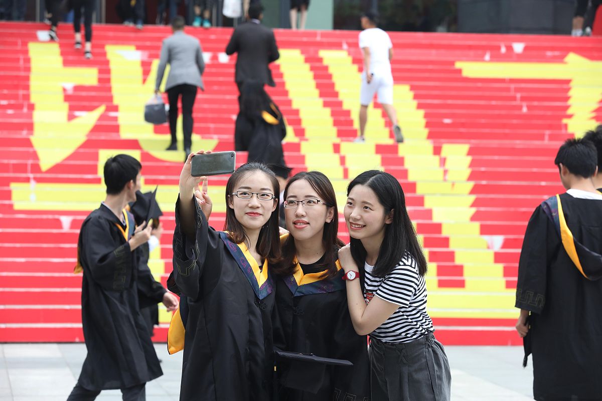 红河高中毕业生职业发展选择：大学深造、中专学习还是直接就业？